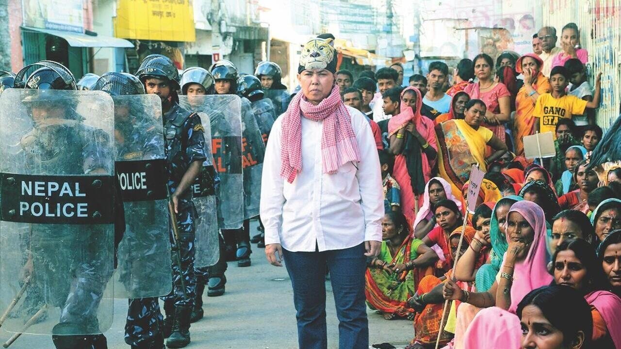 Pooja, Sir Movie Screenshot 2