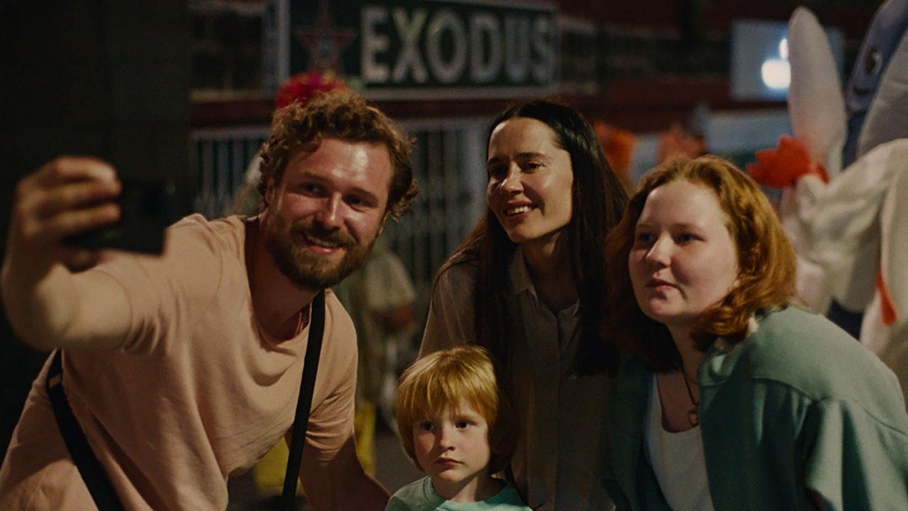Under the Volcano Movie Screenshot 1