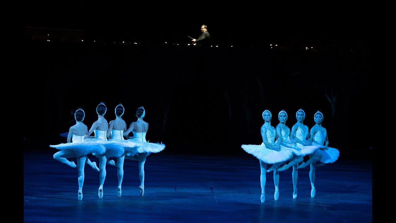 English National Ballet: Swan Lake Movie Screenshot 2
